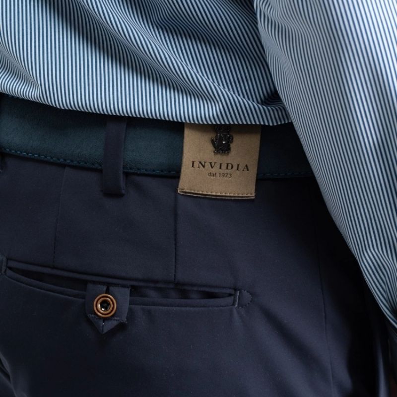 Dettaglio salpa di pantalone chino uomo in tessuto tecnico